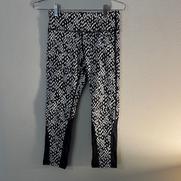 Nike Dri-fit Running Black and White Patterned Capri Leggings size XS #614 - Picture 1 of 10